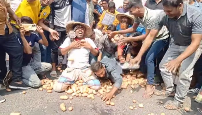 ভাড়া বৃদ্ধির প্রতিবাদে পবায় রাস্তায় আলু ফেলে কৃষকদের বিক্ষোভ