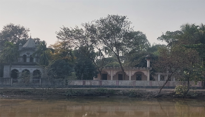 বীরগঞ্জে দেওয়ালের এক পাশে মন্দির অপর পাশে মসজিদ