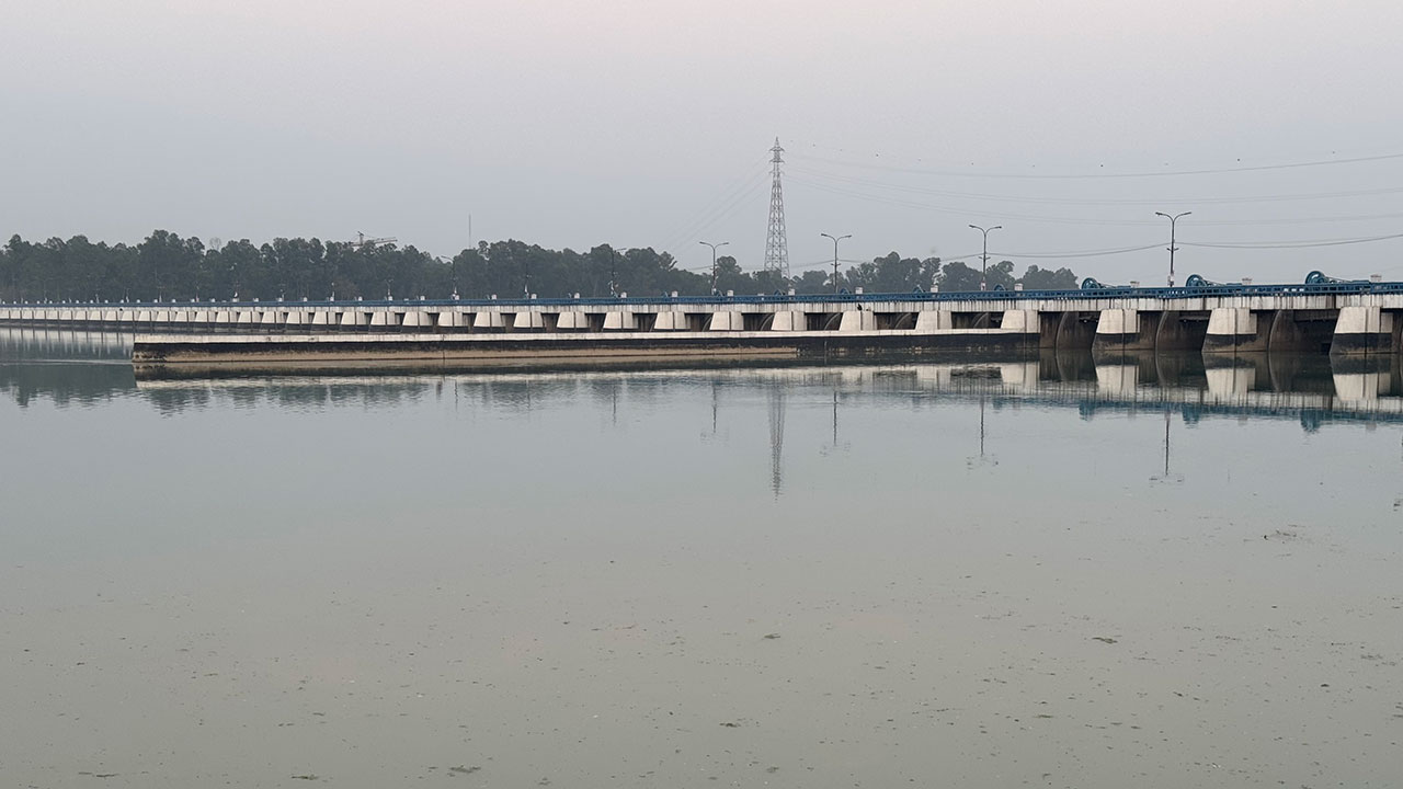 ৪৮ ঘণ্টার অবস্থান কর্মসূচি, শুষ্ক তিস্তায় হঠাৎ উজানের ঢল