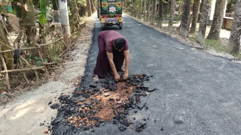 বিটুমিন ছাড়াই সড়ক নির্মাণ, হাতের টানেই উঠে যাচ্ছে ঢালাই!