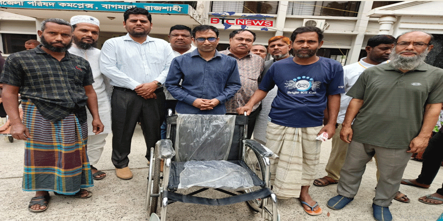 বাগমারার সেই প্রতিবন্ধী পরিবারের পাশে দাঁড়ালেন ইউএনও