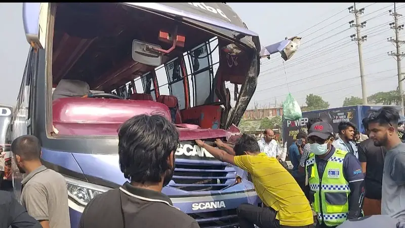 ঢাকা-মাওয়া এক্সপ্রেসওয়েতে বাস দুর্ঘটনায় নিহত ১, আহত ৫