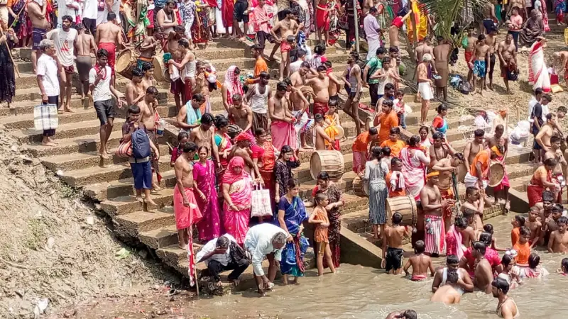 কাশিয়ানীর ওড়াকান্দিতে বারুনী স্নান উৎসব শেষ হচ্ছে আজ