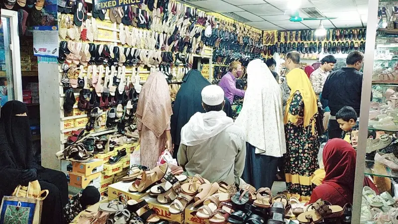 চাঁপাইনবাবগঞ্জে শেষ সময়ে জমজমাট ঈদের বাজার