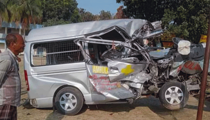 গোদাগাড়ীতে ট্রাকের সঙ্গে অ্যাম্বুলেন্সের মুখোমুখি সংঘর্ষে নিহত ৩