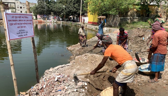 জেলা প্রশাসকের নির্দেশে ভরাট ‘জোড়া পুকুর’ পূর্বের অবস্থায় আনা হচ্ছে