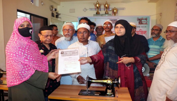 রাজশাহীতে ২৫ জন প্রশিক্ষণপ্রাপ্তদের মাঝে সেলাই মেশিন প্রদান করলেন, খন্দকার হাসান কবির