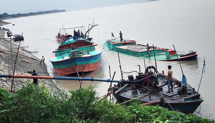 রাজশাহী শহর রক্ষা বাঁধসহ জীব ও বৈচিত্র্য হুমিক মুখে নিয়মনীতির তোয়াক্কা না করে একযুগ ধরে বালু মহল ইজারা