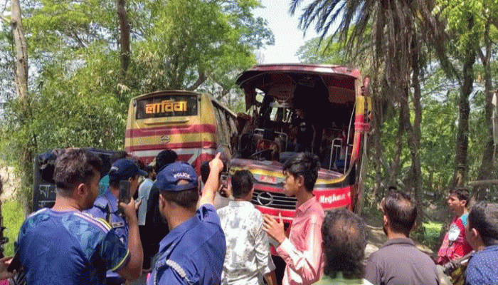মাদারীপুরে দুই বাসের মুখোমুখি সংঘর্ষে আহত ১৫
