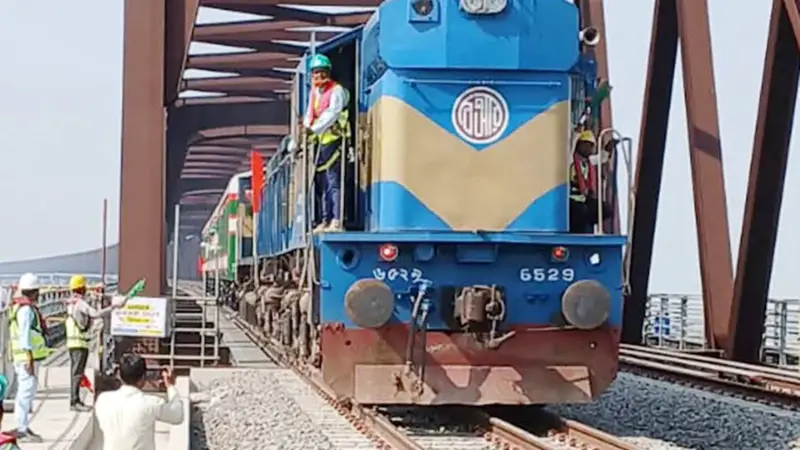 যমুনায় পৃথক রেলসেতু দিয়ে ঈদে ঘরমুখো মানুষের স্বস্তির যাত্রা