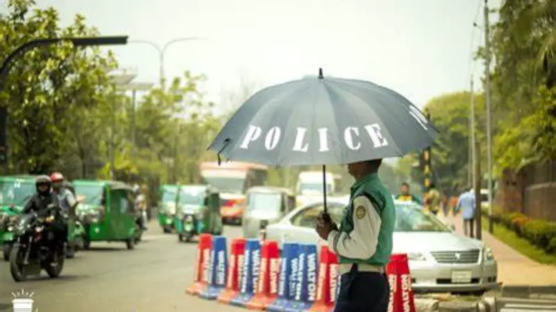 রাস্তায়ই ইফতার সারতে হয় ট্রাফিক পুলিশদের