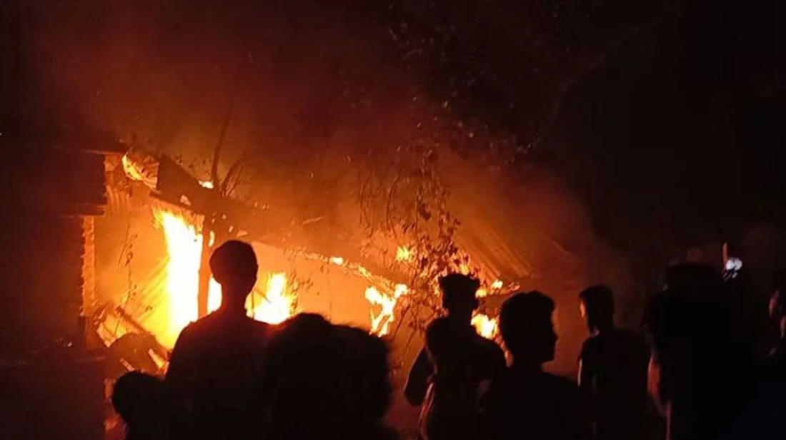 মাগুরায় শিশু আছিয়াকে ধর্ষণে অভিযুক্তের বাড়িতে বিক্ষুব্ধ জনতার আগুন