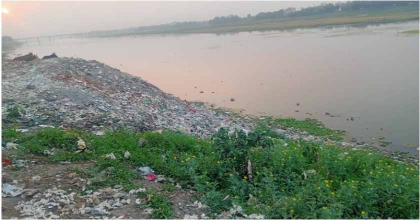 মহানন্দা নদীর পাড় ময়লা-আবর্জনার ভাগাড়
