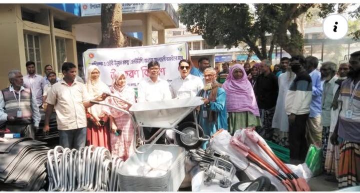 চাঁপাইনবাবগঞ্জ সদরে ১২৫ খামারিকে দেয়া হলো উপকরণ