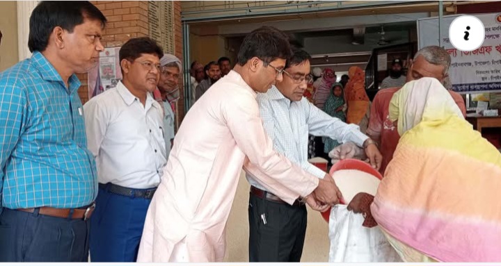 চাঁপাইনবাবগঞ্জ পৌরসভায় ৪৬২১ জন পেলেন ভিজিএফের চাল