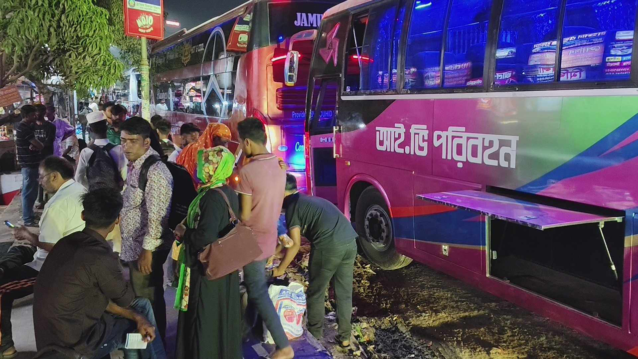 বেতন-বোনাস মেলেনি, খালি হাতে বাড়ির পথে গার্মেন্টস কর্মী আতিয়ার