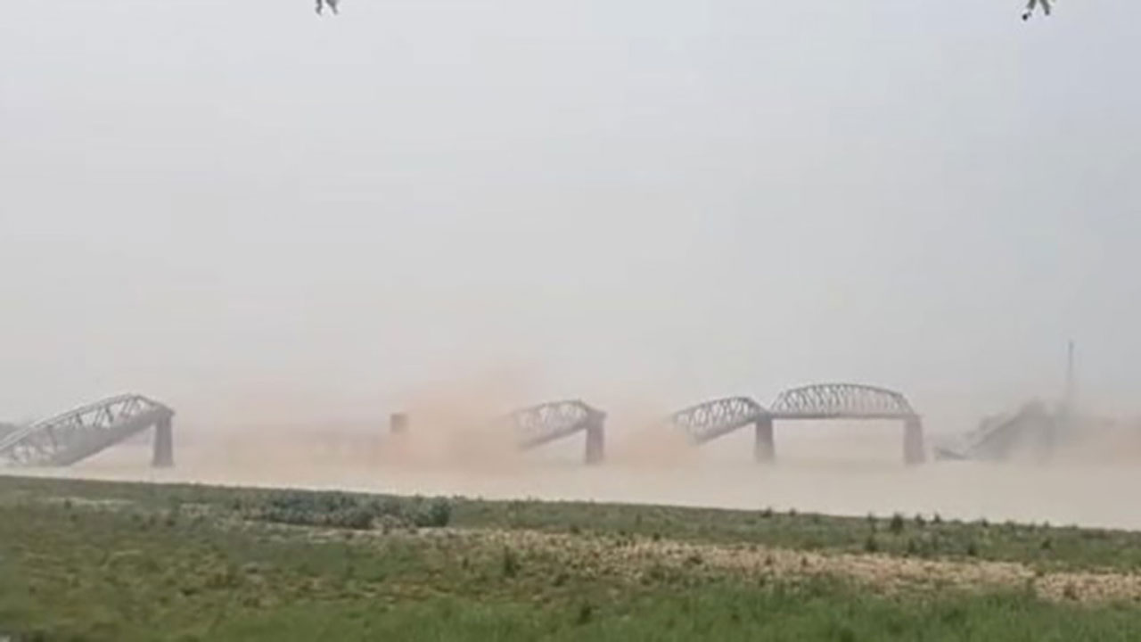 মিয়ানমারে ভয়াবহ ভূমিকম্প, ধসে পড়ল সেতু (ভিডিও)
