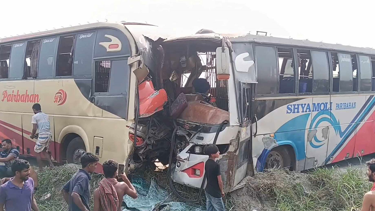 যমুনা সেতু মহাসড়কে দুই বাসের মুখোমুখি সংঘর্ষ, আহত ২৫