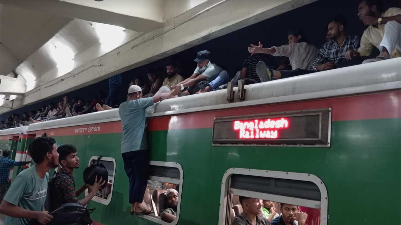 যাত্রী নিয়ে ছাদ পূর্ণ করে ঢাকা ছাড়লো কুড়িগ্রাম এক্সপ্রেস