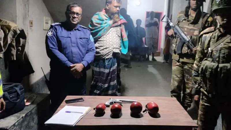 যৌথবাহিনীর অভিযানে অস্ত্র ও গ্রেনেডসহ এক ব্যবসায়ী গ্রেপ্তার