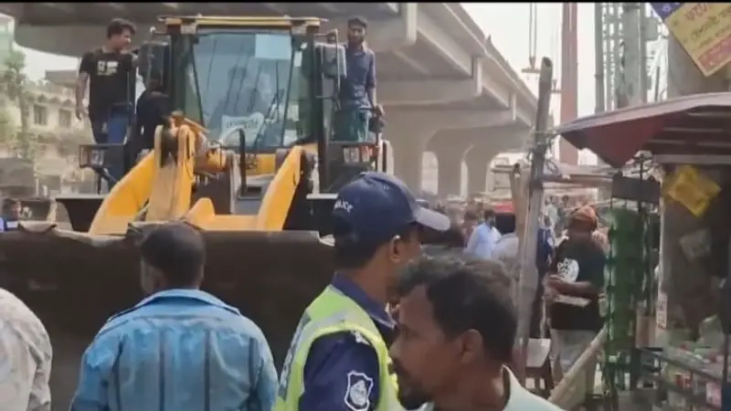 ফুটপাতে উচ্ছেদ অভিযানে পুলিশের ওপর হামলা!