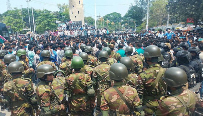 রাজশাহীতে রেল-সড়ক অবরোধ করে পলিটেকনিক শিক্ষার্থীদের বিক্ষোভ