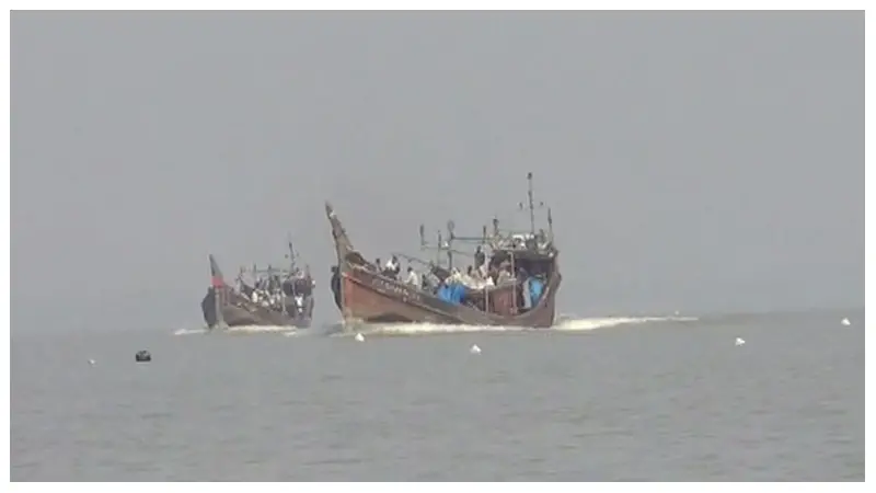 বঙ্গোপসাগরে ১০ ট্রলারে গণডাকাতি: জেলেদের মাছ লুট