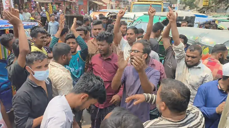 টোল আদায়ের প্রতিবাদে আখাউড়া-আগরতলা সড়ক অবরোধ