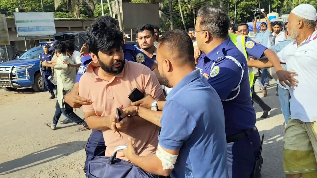 অবহেলায় রোগীর মৃত্যুর অভিযোগ, চিকিৎসককে গণধোলাই