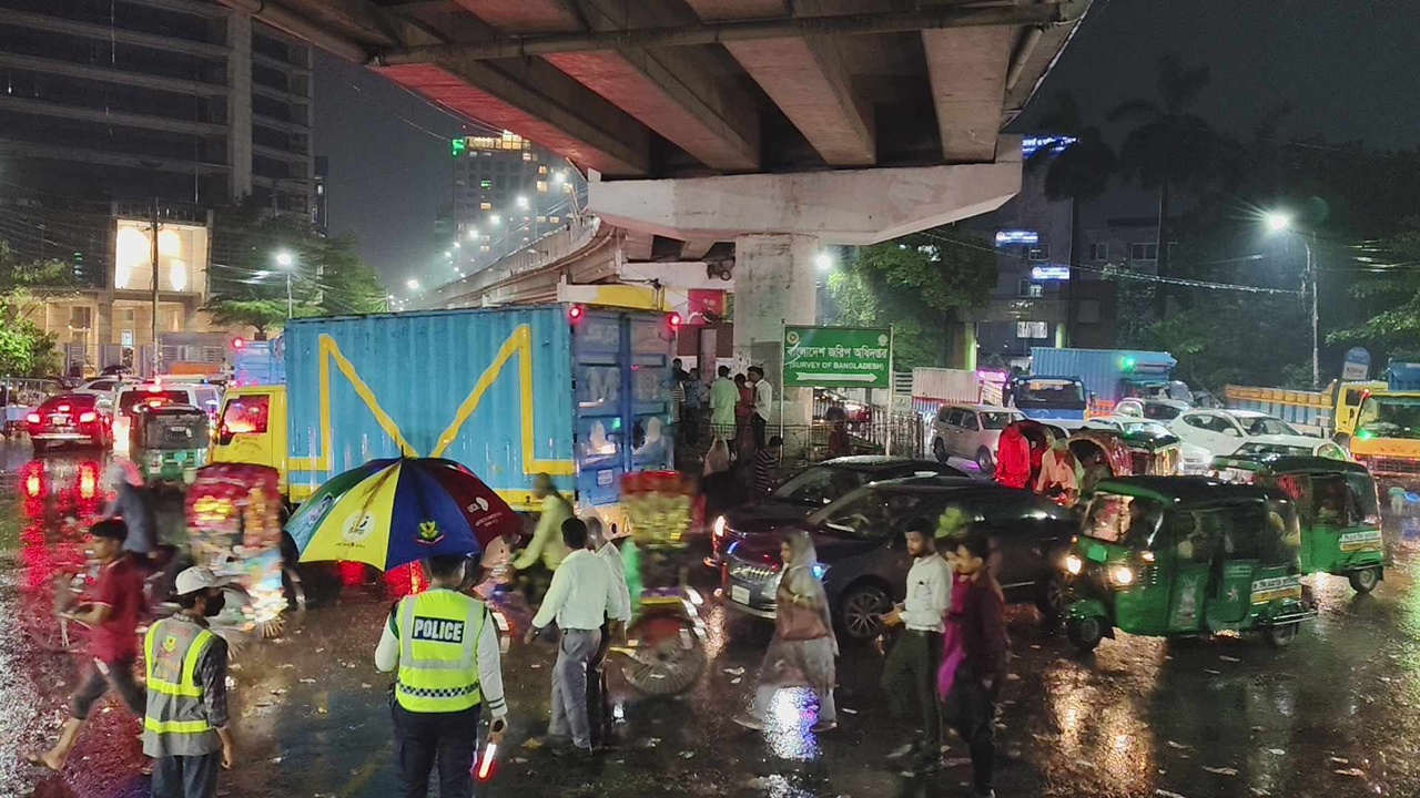 দিনভর অবরোধ ভোগান্তি, পৌনে ৯ ঘণ্টা পর অবশেষে যানচলাচল শুরু