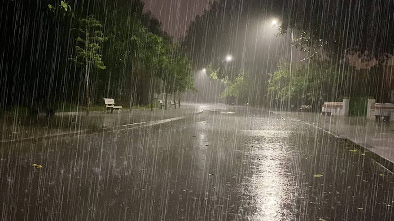 ৮ বিভাগে বজ্রসহ বৃষ্টির সম্ভাবনা, কোথাও হতে পারে ভারী বর্ষণ