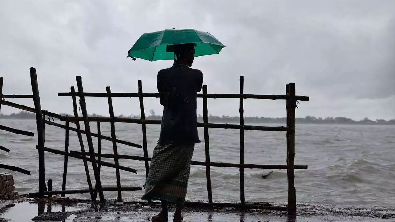 ঢাকাসহ ১৪ অঞ্চলে ঝড়ের আভাস