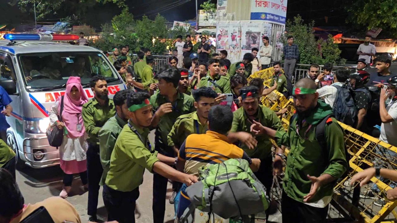 ৬ ঘণ্টা অবরুদ্ধ শাহবাগ; বিরক্ত সাধারণ মানুষ, ‘সরকার কেন নির্বিকার?’