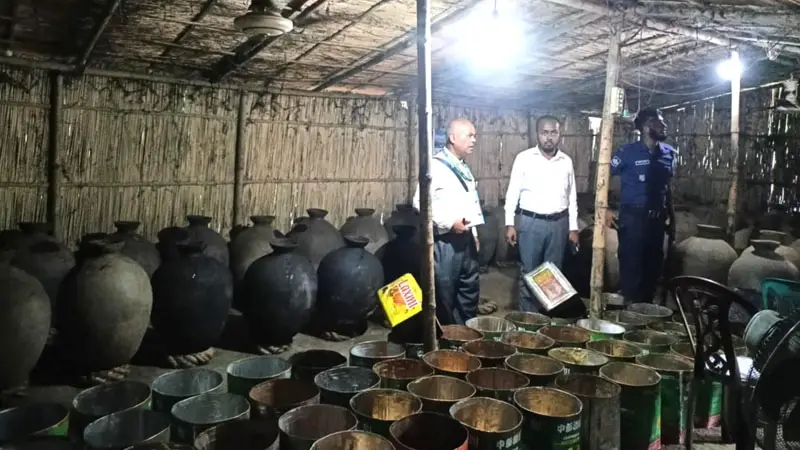 চিনি-পাউডার-ময়দায় তৈরি হচ্ছিল ভেজাল গুড়, জরিমানা