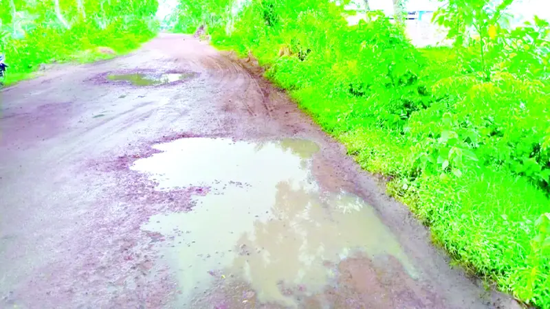 সড়কে খোয়া বিছিয়েই লাপাত্তা ঠিকাদার