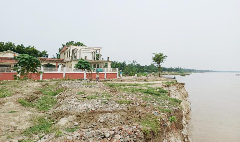 পদ্মা মহানন্দার ভাঙন : ঝুঁকি নিয়েই রাত পার, কেউ কেউ সরিয়েছেন বাসা