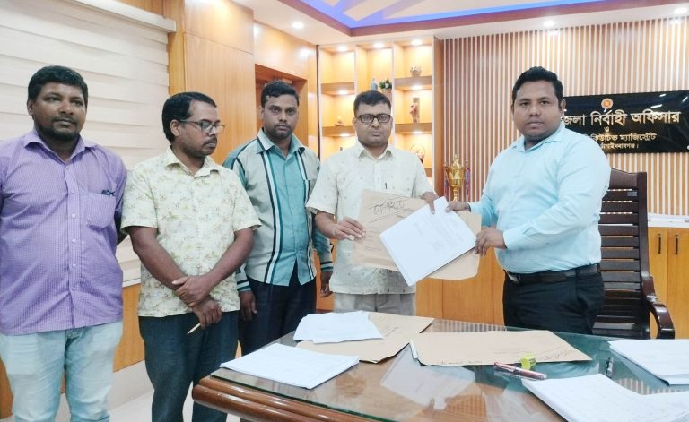 ভোলাহাটে প্রকৃত ভিডব্লিউবি উপকারভোগীদের তালিকা প্রকাশ