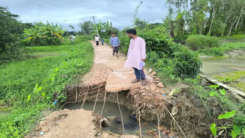 আনোয়ারায় সড়ক ভেঙে তিন গ্রামের যোগাযোগ বিচ্ছিন্ন