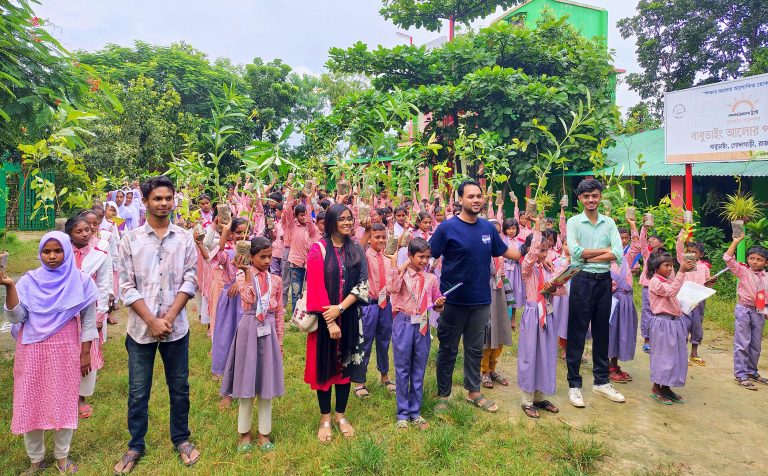 বাবুডাইংয়ে শিক্ষার্থীদের মধ্যে গাছের চারা বিতরণ