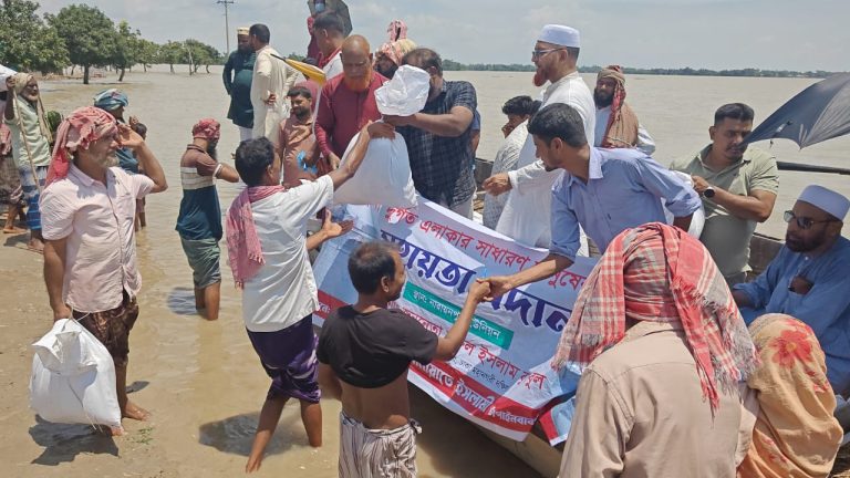 চাঁপাইনবাবগঞ্জে খাদ্যসামগ্রী নিয়ে পানিবন্দী ৩৫০টি পরিবারের পাশে জামায়াত