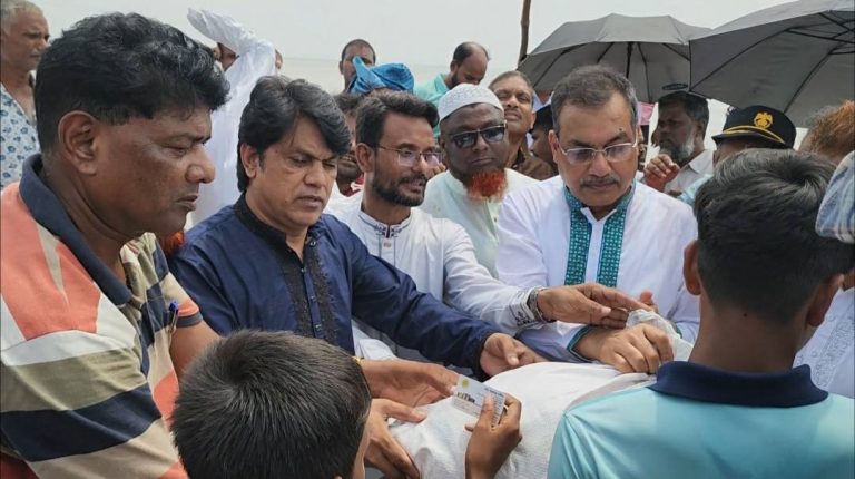 নারায়ণপুরে সাবেক এমপি হারুনের ত্রাণ বিতরণ