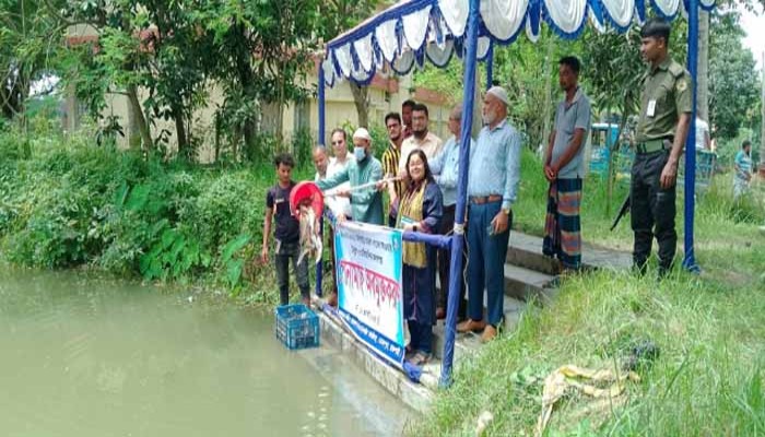 মোহনপুরে উন্মুক্ত জলাশয়ে মাছের পোনা অবমুক্ত
