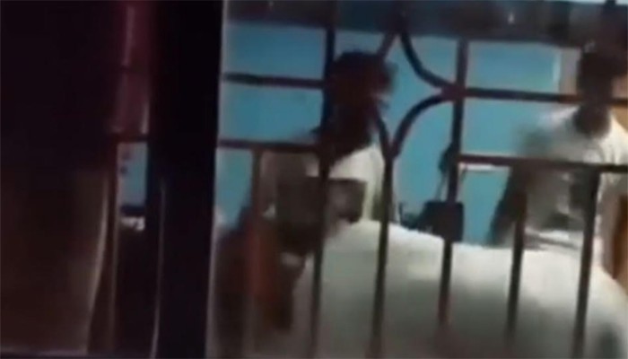 তানোরে বাড়িতে ডেকে নিয়ে যুবককে পাশবিক নি’র্যাতন