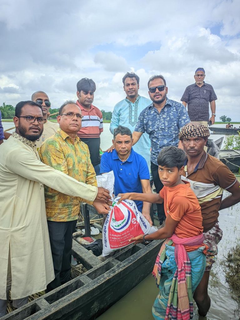 নারায়নপুরে চাঁপাইনবাবগঞ্জ জেলা সমিতির ত্রাণ বিতরণ