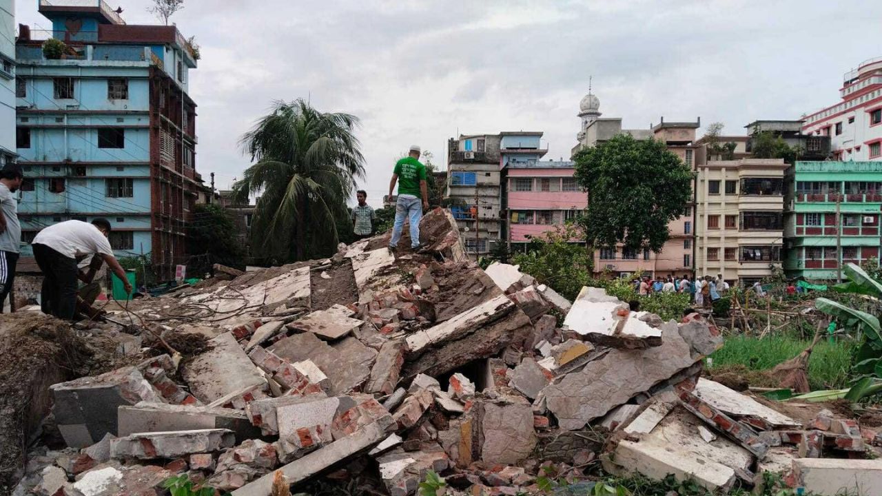 গেন্ডারিয়ায় অবৈধ স্থাপনা উচ্ছেদ করলো রাজউক