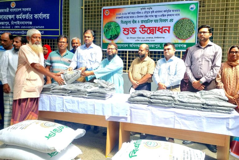 গোমস্তাপুরে মাসকালাইয়ের বীজ ও সার বিতরণ