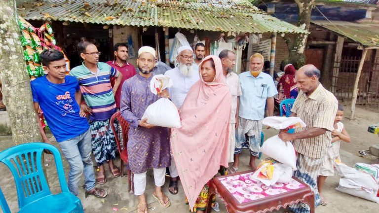 উজিরপুরে খাদ্য ও অর্থ সহায়তা দিলেন সানাউল্লাহ