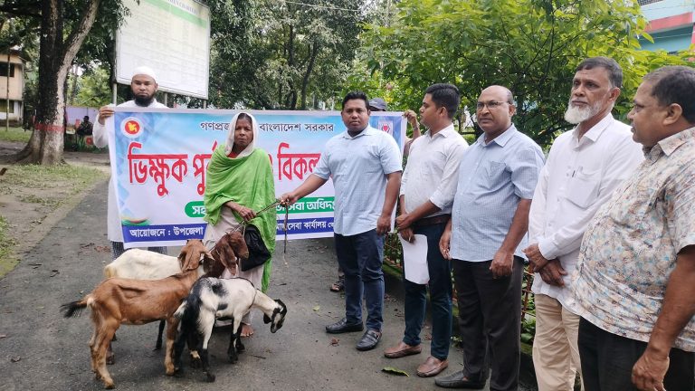 সরকারের ভিক্ষুক পুনর্বাসন কর্মসূচি : ভোলাহাটে গরু ও ছাগল পেলেন ২০ জন