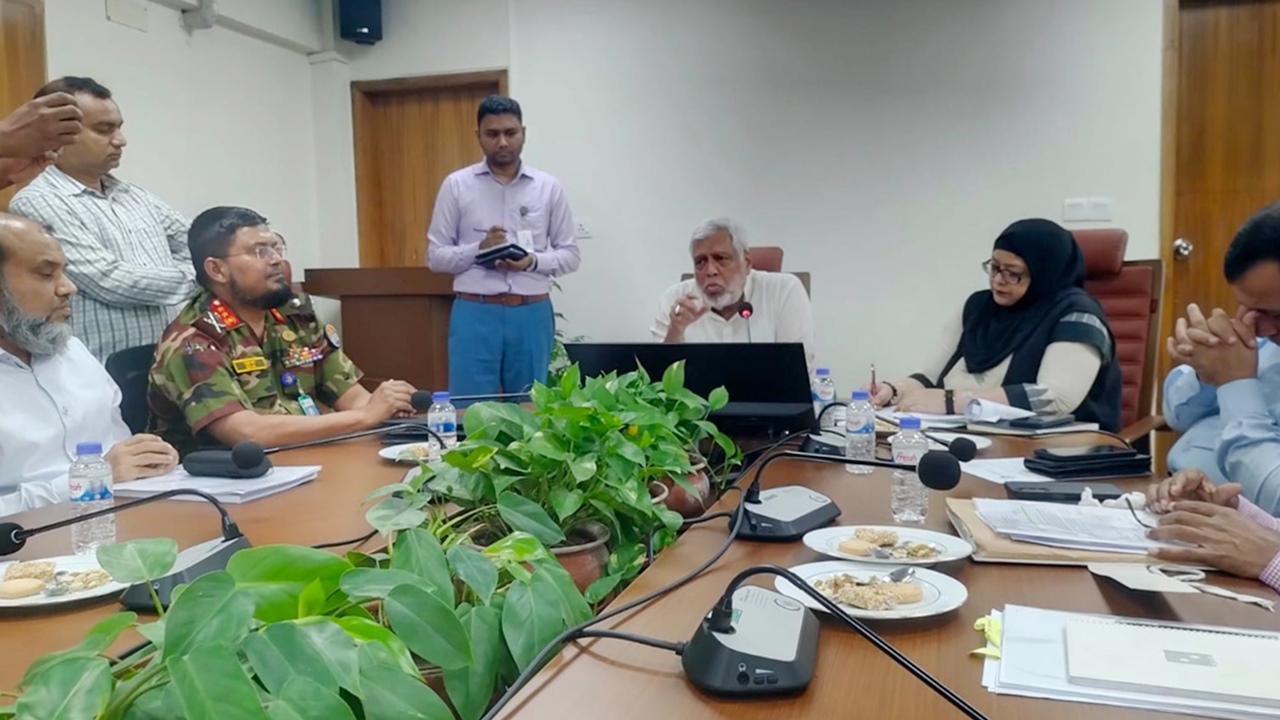 পল্লী বিদ্যুতের কর্মীরা কাজে না ফিরলে বিকল্প ব্যবস্থা আছে : উপদেষ্টা