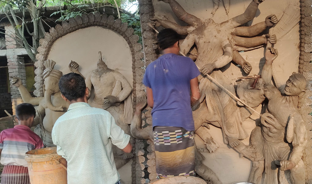 শিবগঞ্জে ৪৮টি পূজা মন্ডপে চলছে দূর্গাপূজার প্রস্তুতি